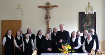 Bischof Voderholzer bei seinem Besuch bei den CJ-Schwestern