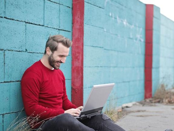 online-exerzitien-mann-laptop_schmal.jpg