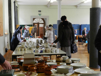 Besucher beim Klosterflohmarkt