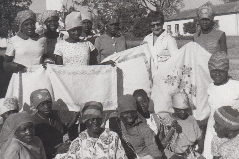 simbabwe-historisches-foto-handarbeitsunterricht-ausstellung_3zu2.jpg