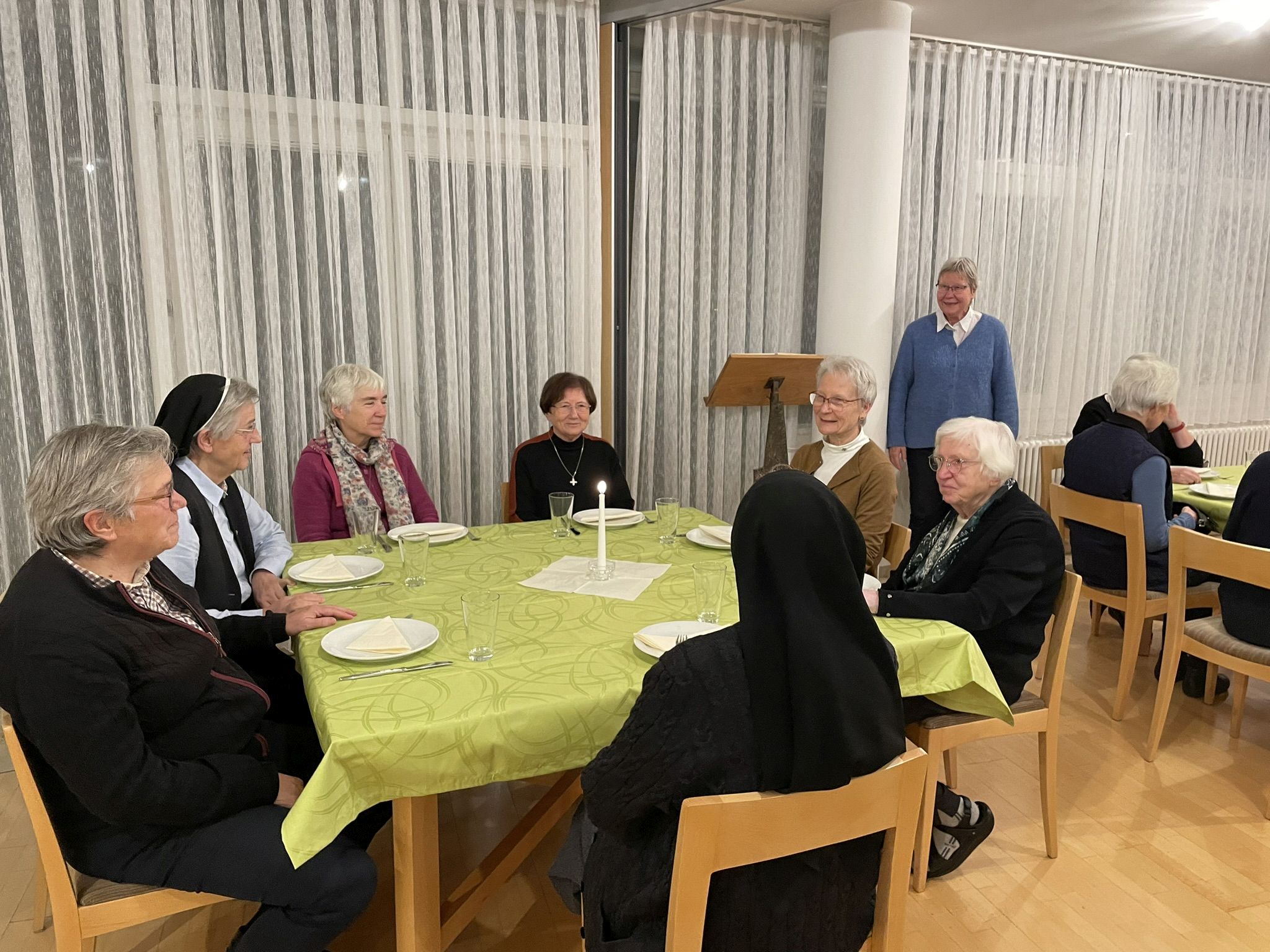 jahrestreffen-gefaehrtinnen-2023-abendessen3.jpg