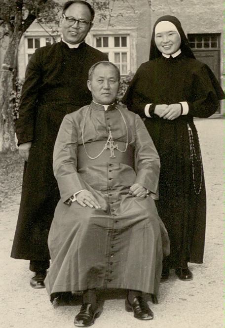 BesuchBischofRo_und_P.Francis.Pak(Onkel)_16.-20.10.1959 (Hinten-re-Sr.E.).jpg