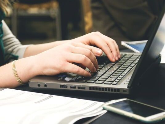 online-exerzitien-frau-laptop_schmal.jpg