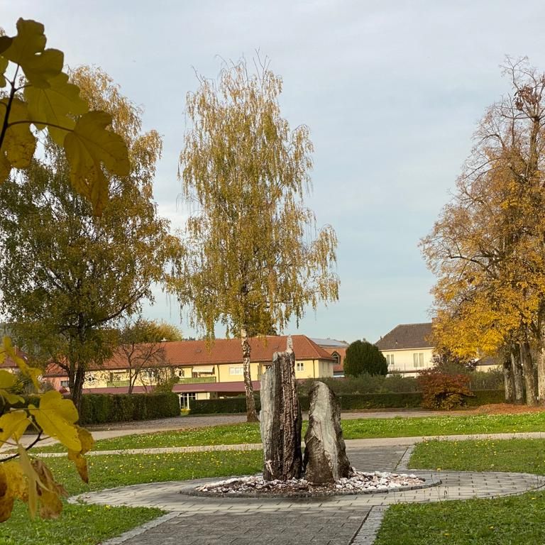 herbst-simbach-garten-park-brunnen.jpg