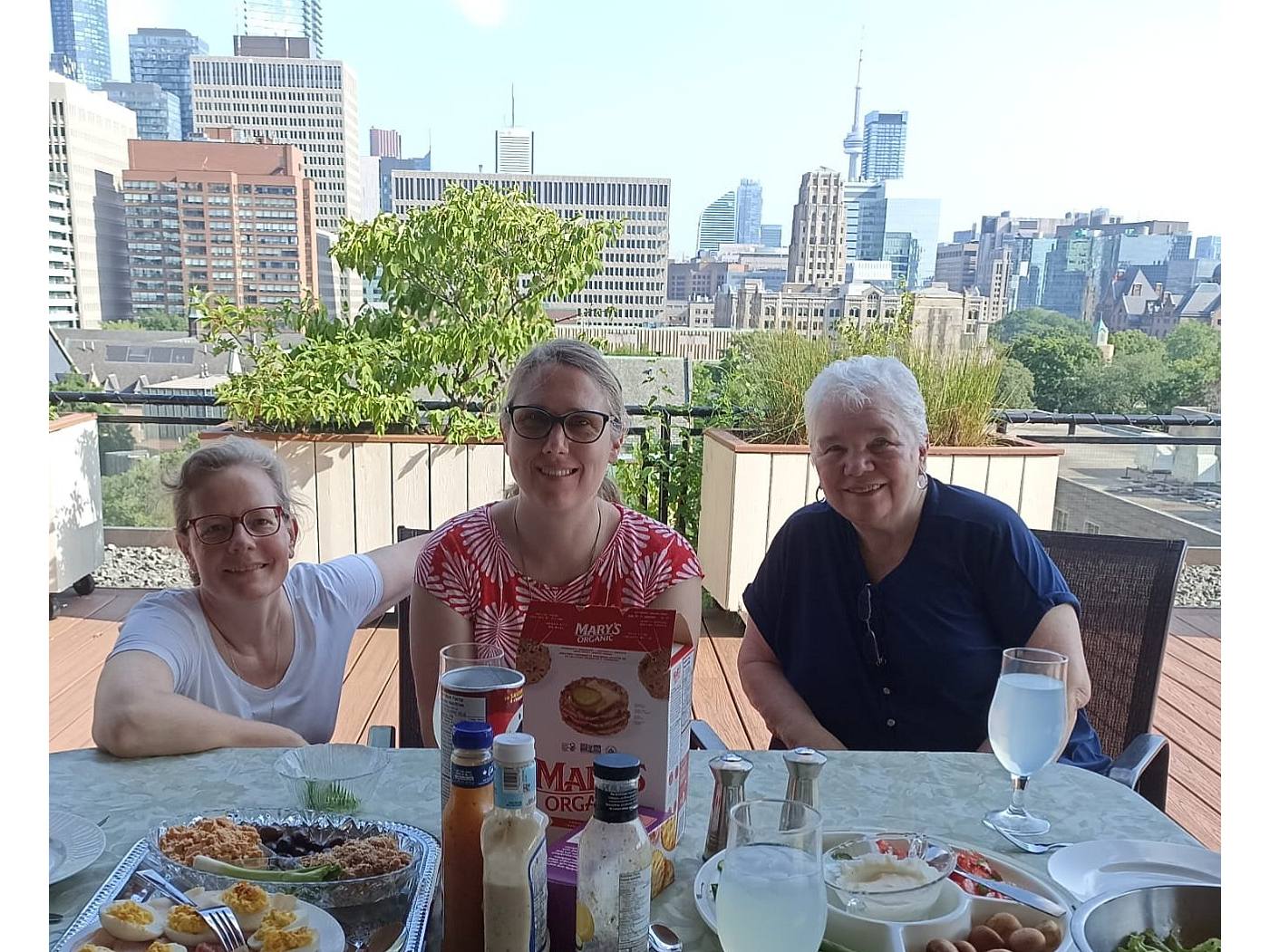 Sr. Sarah und Sr. Mary aus der Kommunität auf der Dachterrasse mit Toronto im Hintergrund_bearbeitet,jpg.jpg