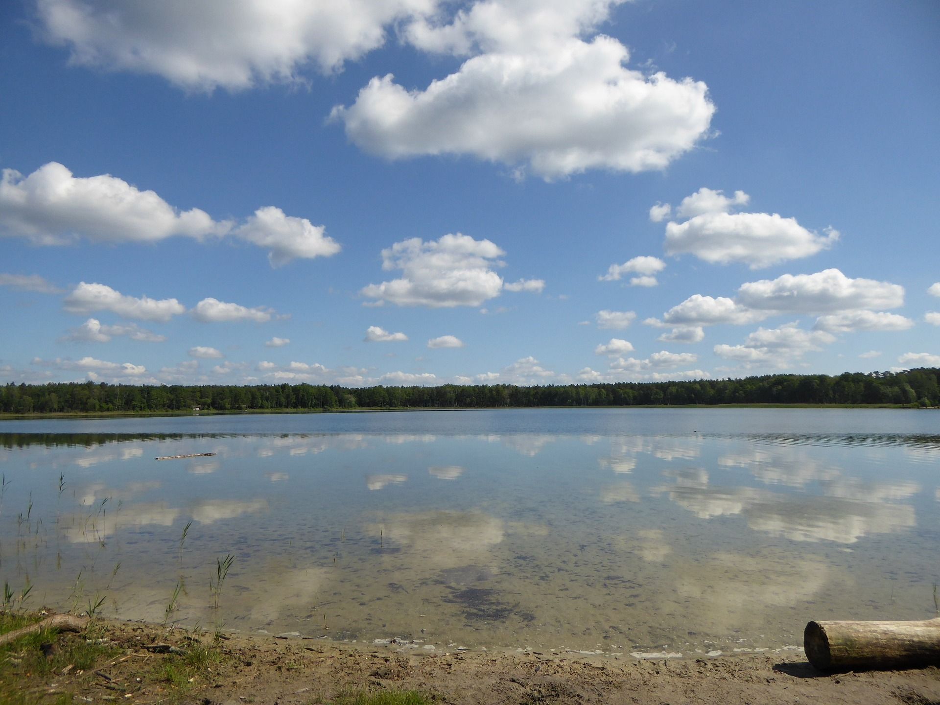 Wolken spiegeln sich im Wasser