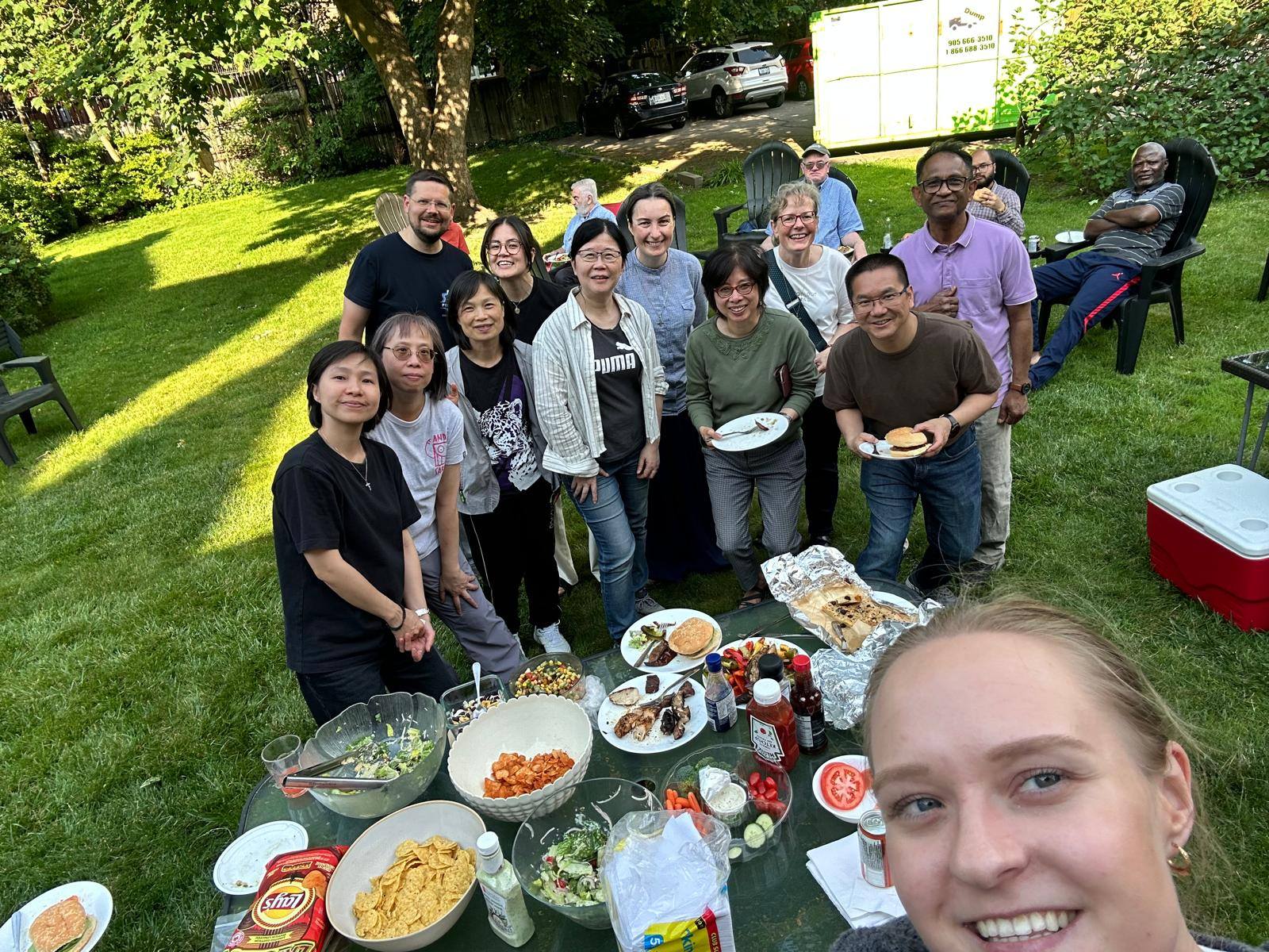 Mit einer Gruppe Studenten beim Barbecue was wir sehr oft hatten_bearbeitet,jpg.jpg