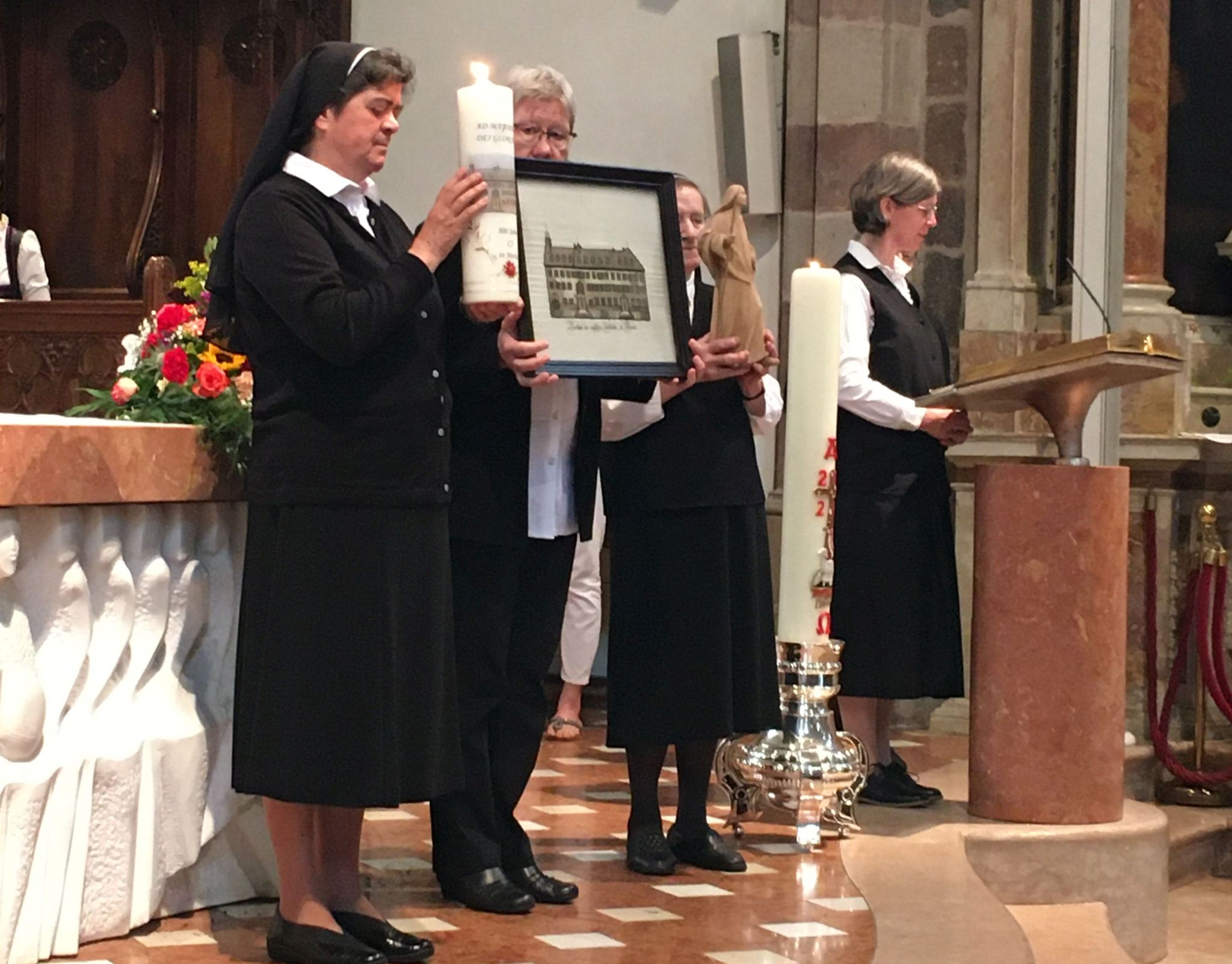 meran-300-jahre-gottesdienst-schwestern-gegenstaende.jpg