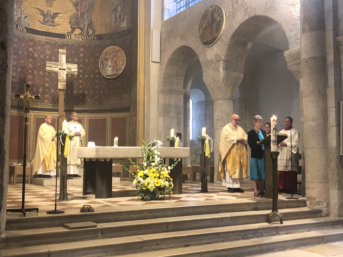 Sr. Ewa aus Wales liest das Evangelium auf Englisch