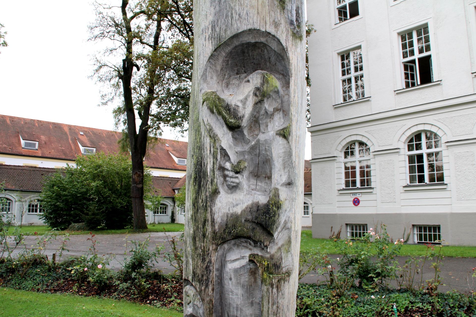 nymphenburg-stele-verwittert.jpg