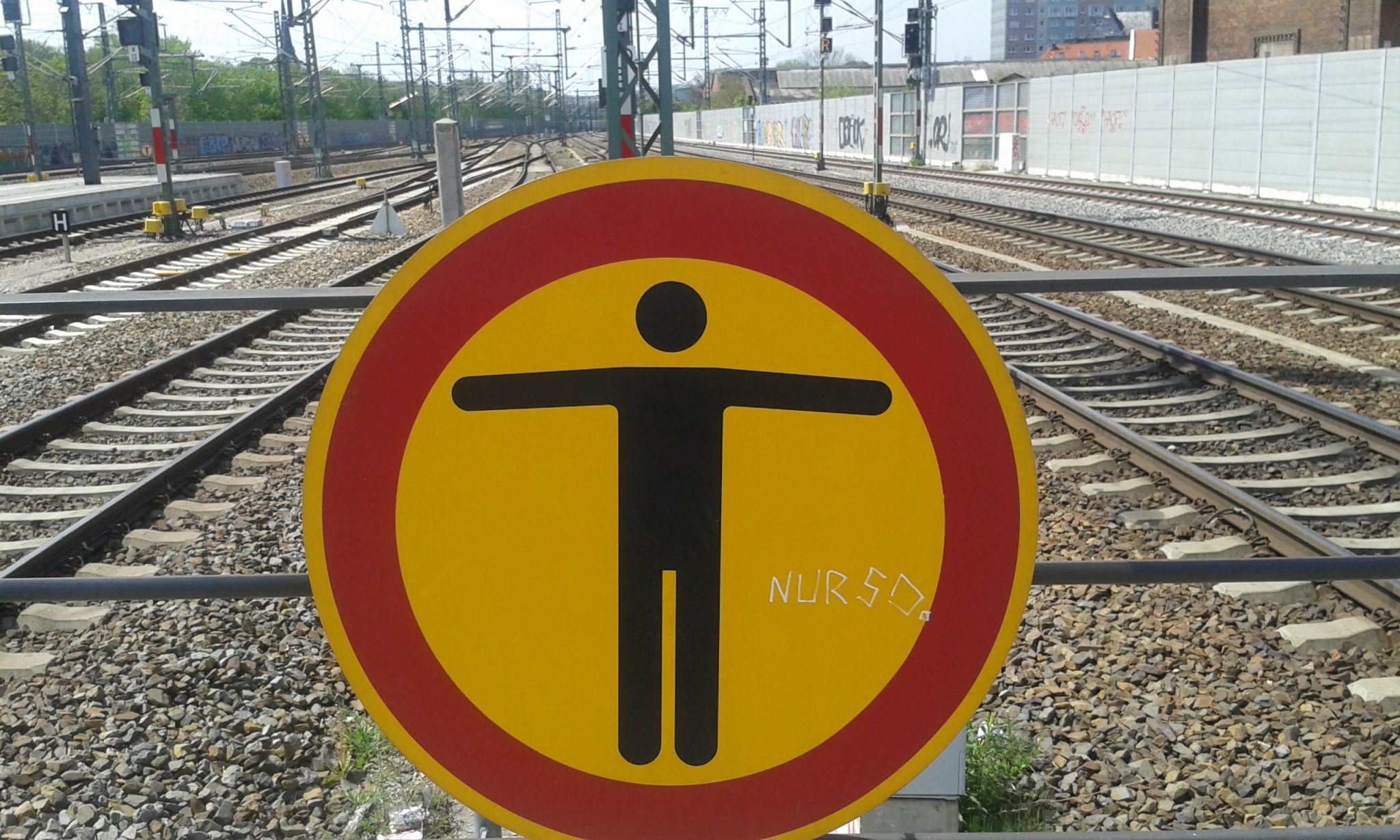 eisenbahnschienen-schild-nur-so.jpg