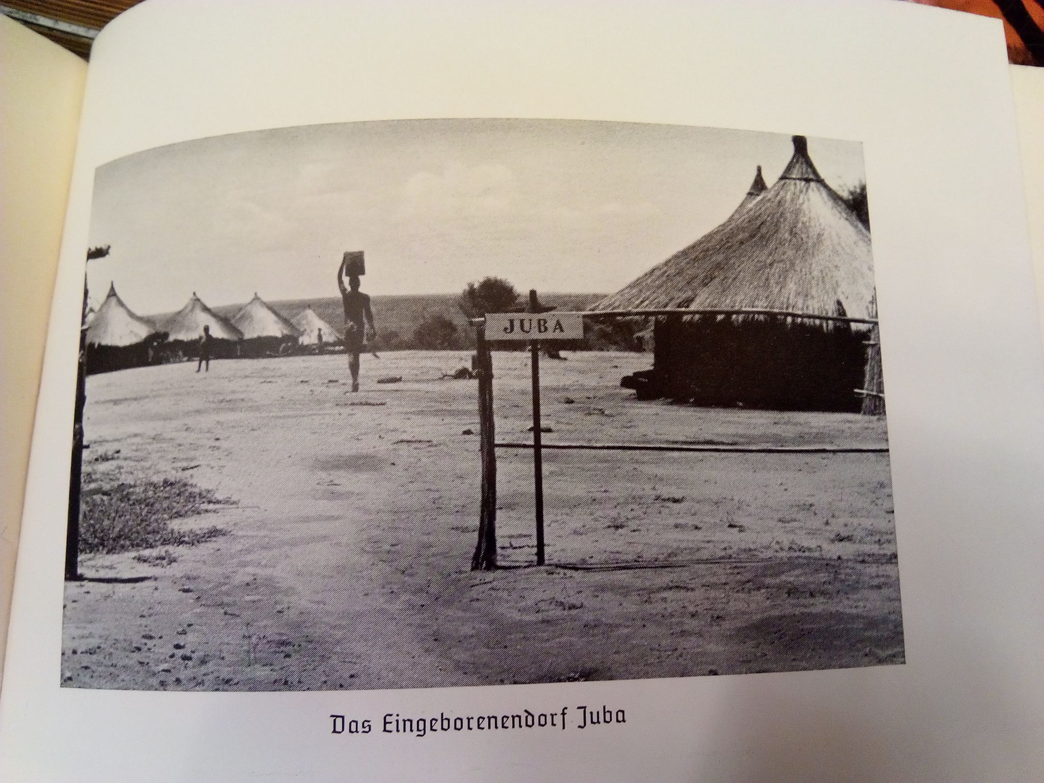 Altes Schwarz-Weiß-Foto vom Dorf Juba