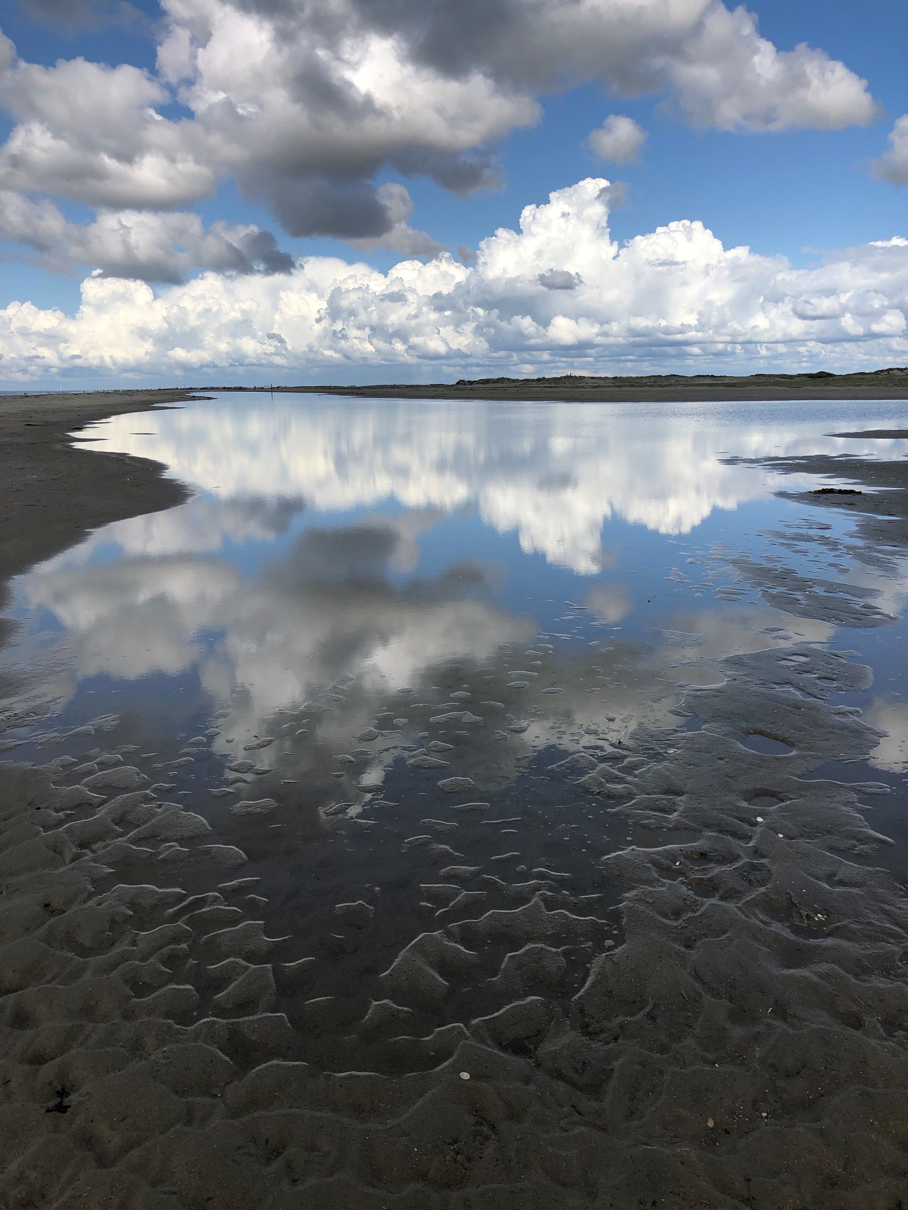 Wolken spiegeln sich im Wasser