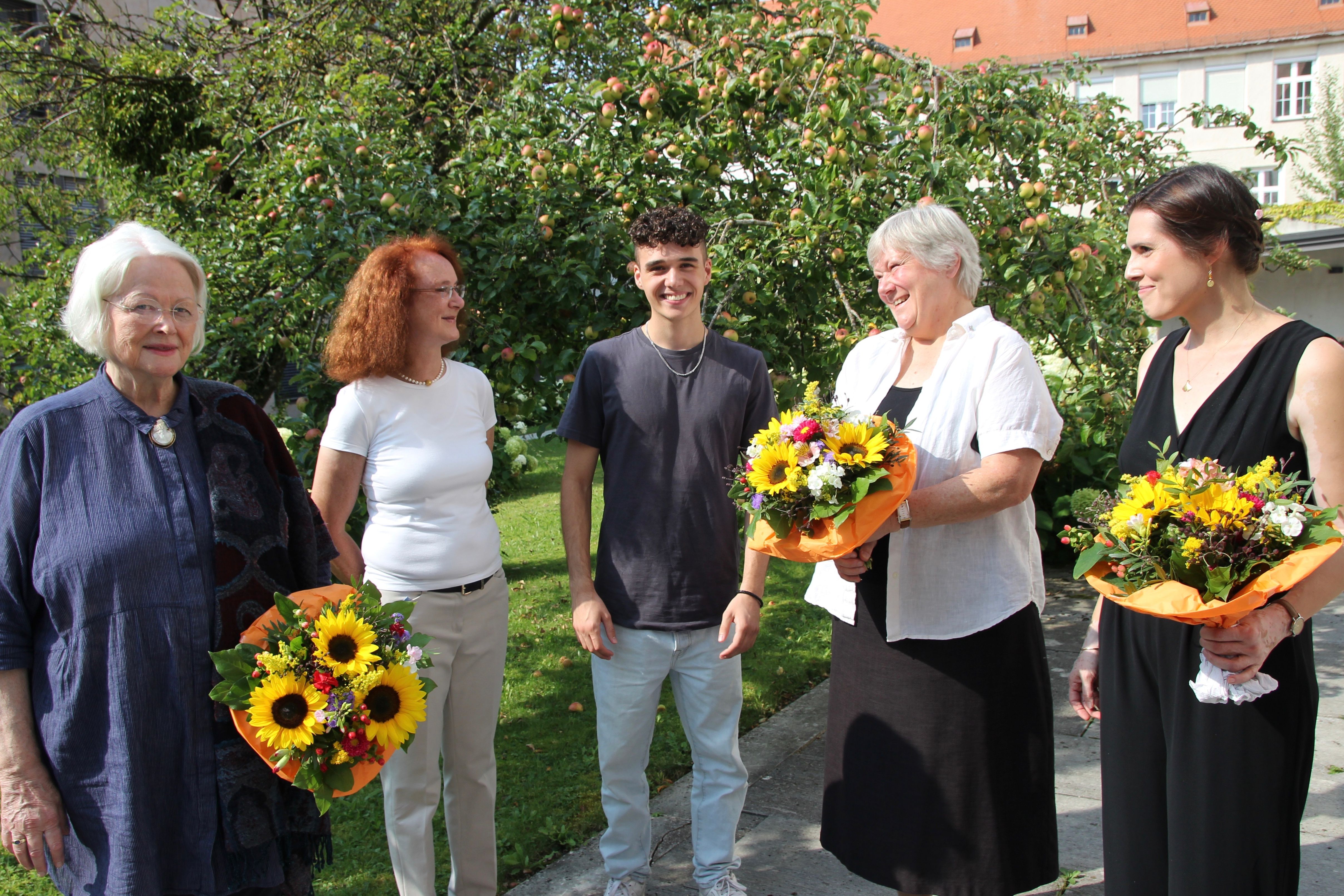 Pasinger-Kunstpreis_gruppenfoto-garten.jpg