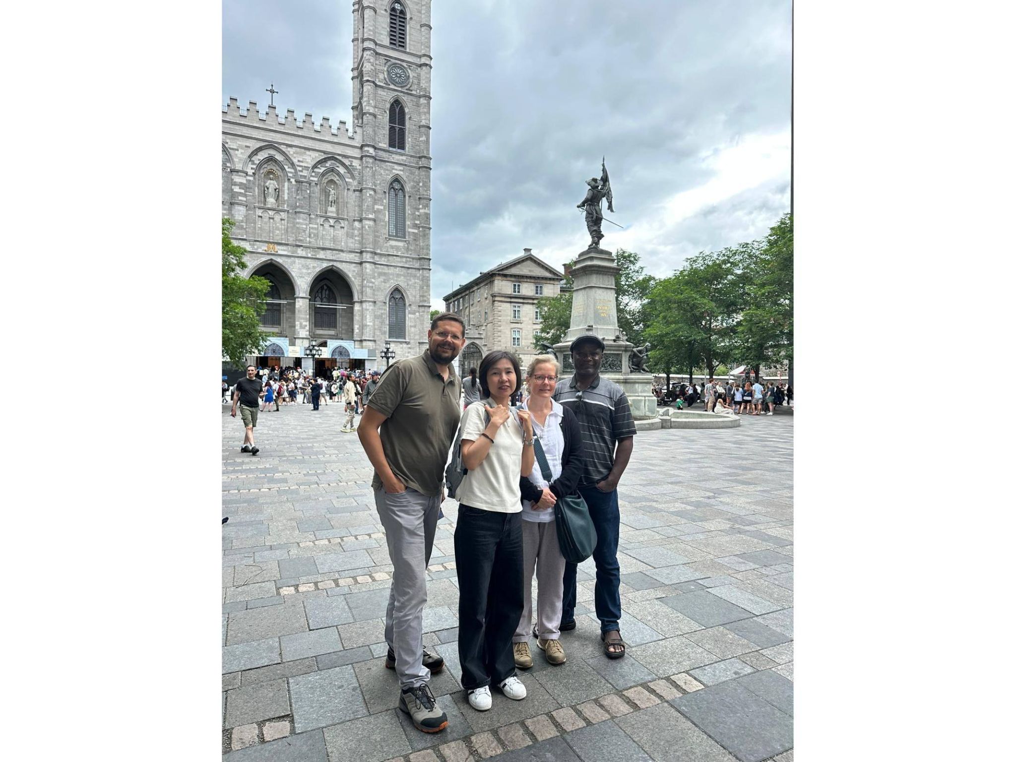 Mit einer Gruppe Studenten in Montreal_bearbeitet,jpg.jpg