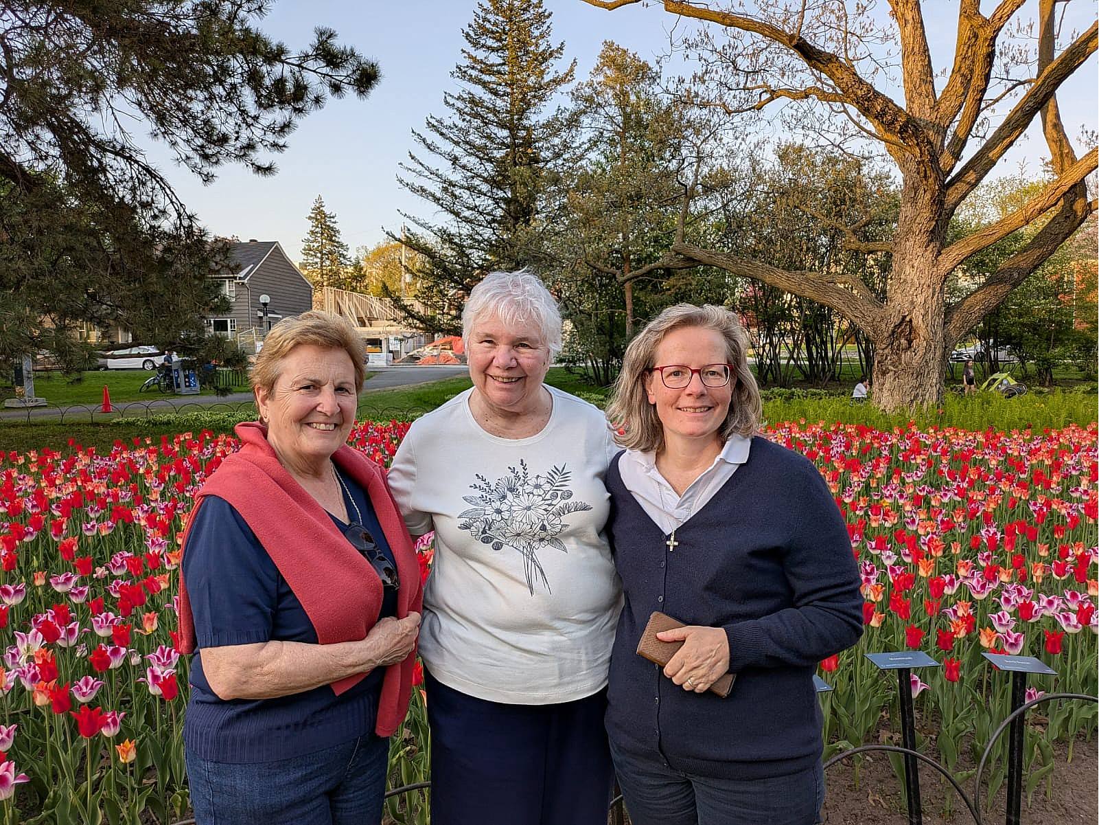 Sr. Pillar CJ aus Spanien, Sr. Mary Kanada und ich beim Tulpenfestival in Ottawa_bearbeitet,jpg.jpg