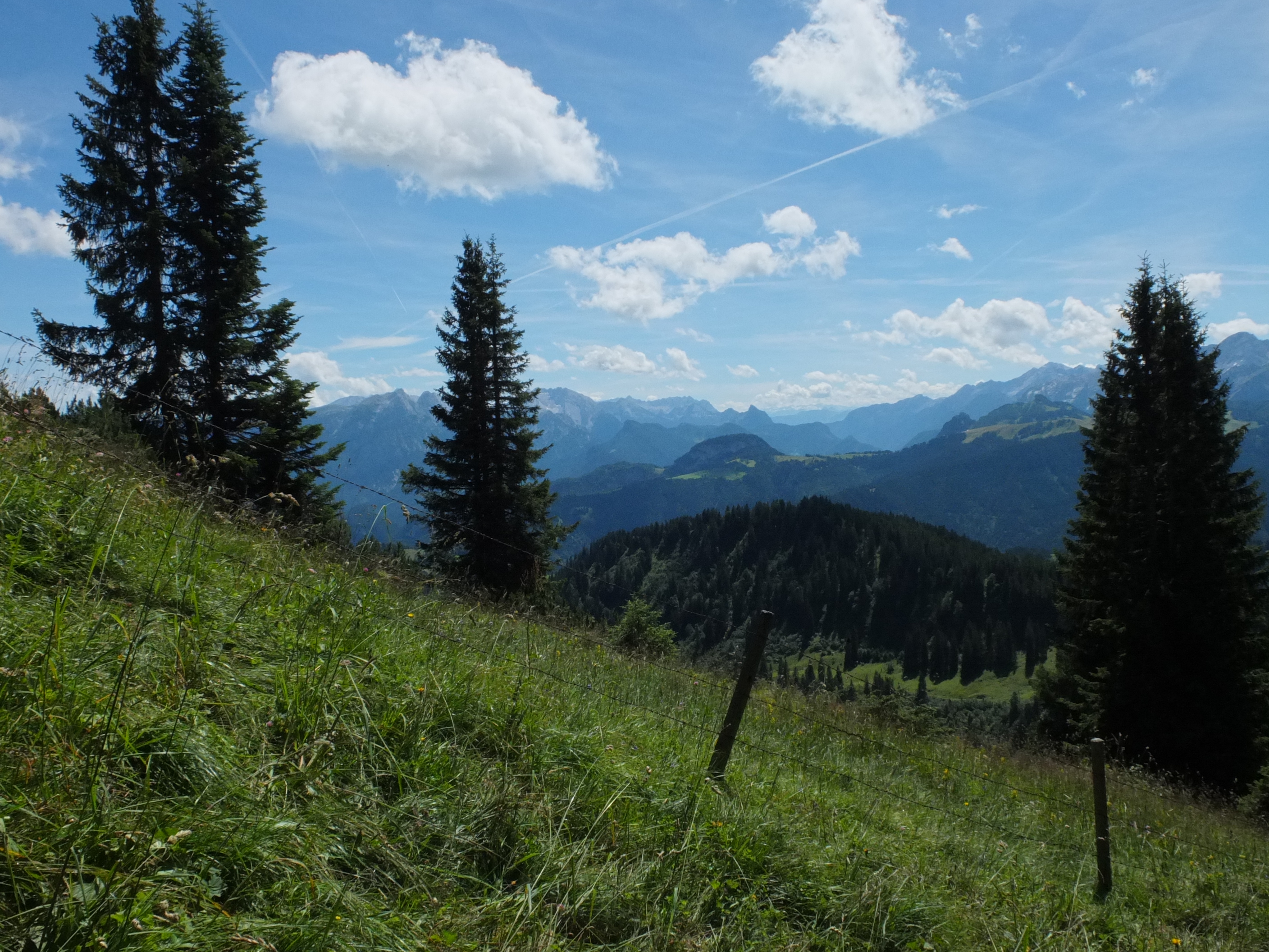 berge_alm_schiefe_welt_Kopie.JPG