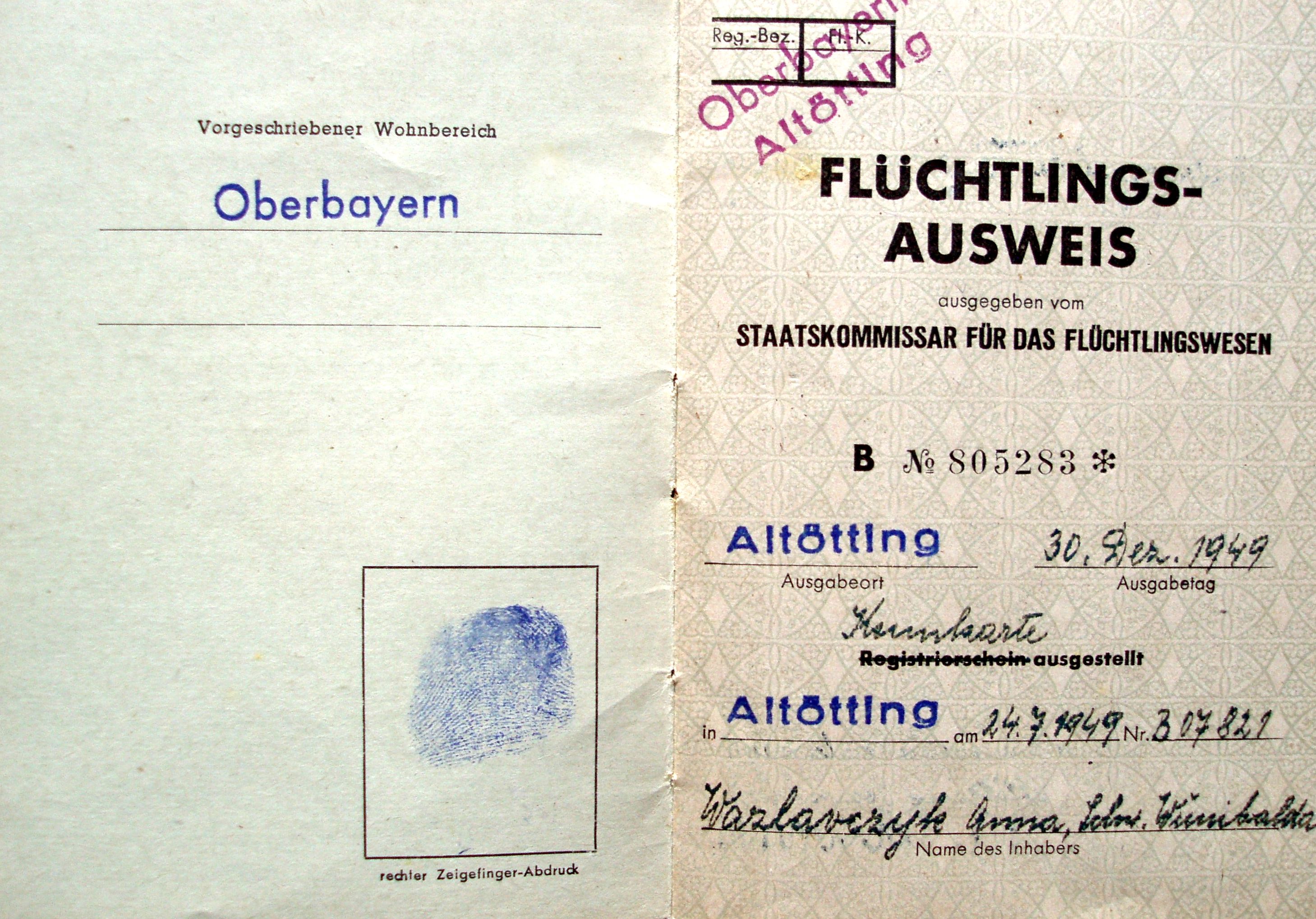 Flüchtlingsausweis mit einem Stempel von Altötting