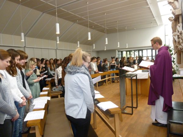 cj-eichstaett-gottesdienst-Maria-Ward-Fachschule-gebet.jpg