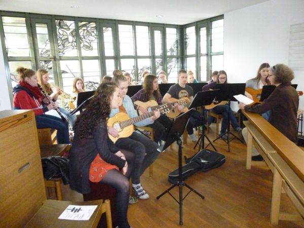 cj-eichstaett-gottesdienst-Maria-Ward-Fachschule-musikgruppe.jpg
