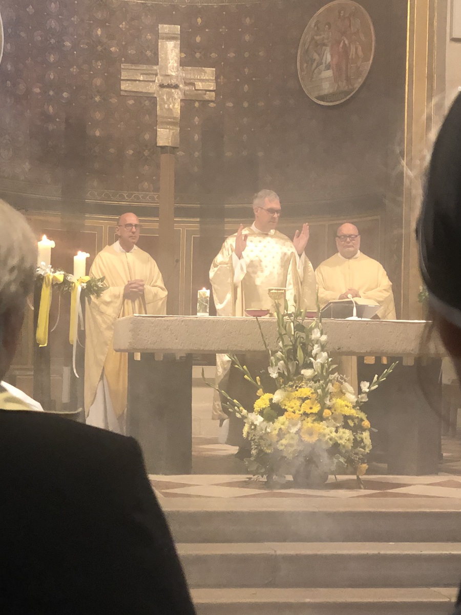 Zelebranten am Altar