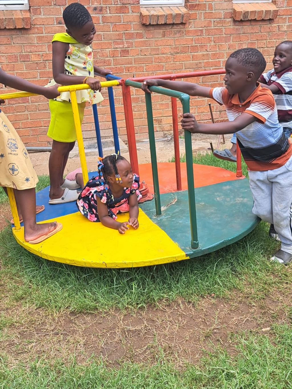 Zimbabwe_Kinderspielplatz_klein.jpg