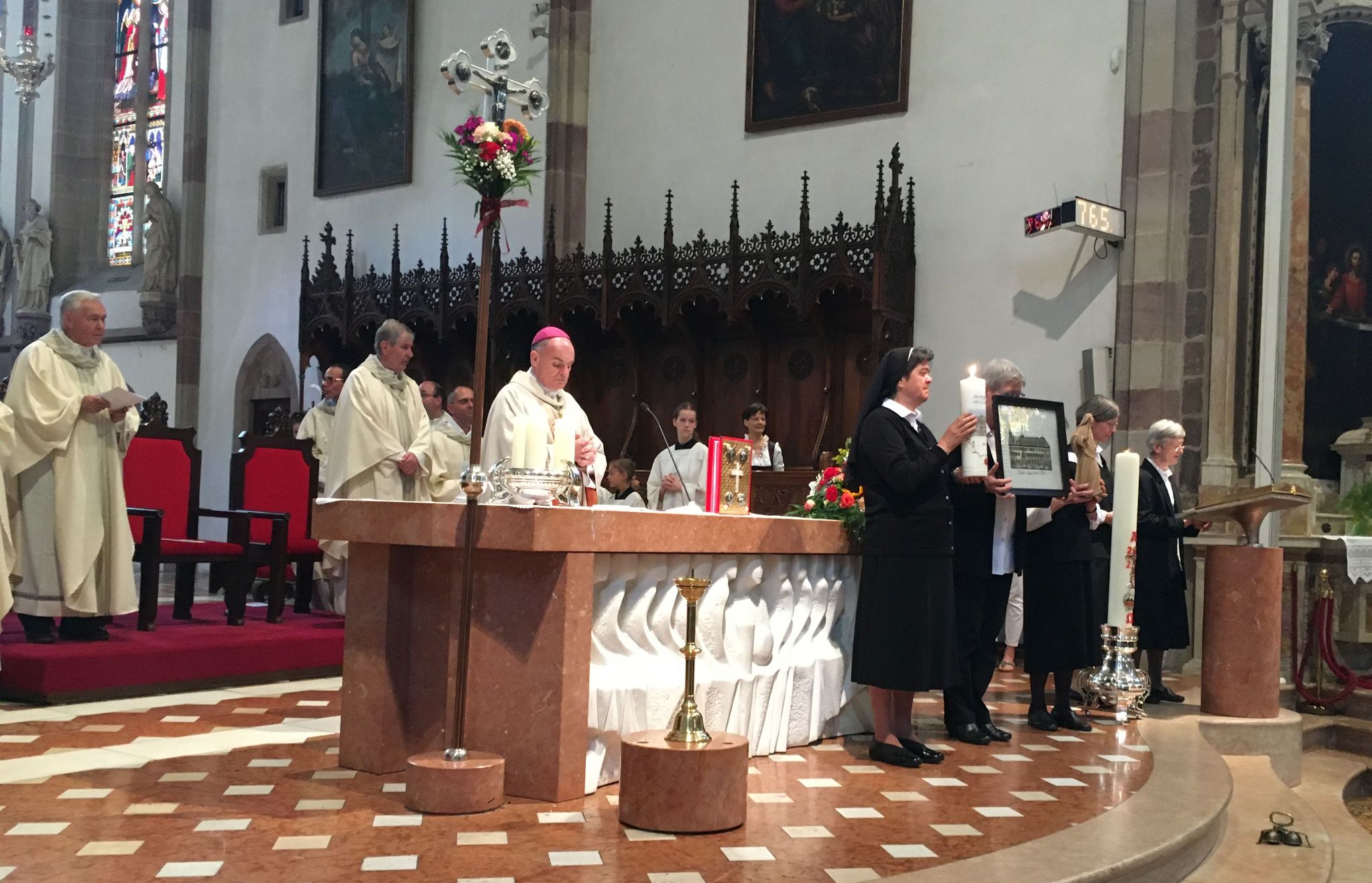 meran-300-jahre-gottesdienst-blick-altarraum.jpg