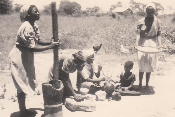 simbabwe-historisches-foto-familie-kocht_3zu2.jpg